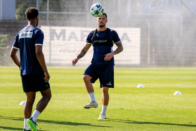 Julian Ulbricht (SV Waldhof, 10, Neuzugang), am Ball, Aktion, Action, Spielszene, 01.07.2026, Mannheim (Deutschland), Fussball, 3. Liga, Trainingsstart SV Waldhof Mannheim, DFB DFL REGULATIONS PROHIBIT ANY USE OF PHOTOGRAPHS AS IMAGE SEQUENCES AND OR QUASI-VIDEO. *** Julian Ulbricht, SV Waldhof, 10, new signing, on the ball, action, game scene, July 1, 2026, Mannheim, Germany, soccer, 3rd Division, start of training at SV Waldhof Mannheim, DFB and DFL regulations prohibit any use of photographs as image sequences and or quasi-video xozx