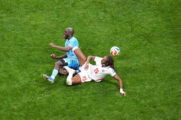 Yoane Wissa of DR Congo is challenged by Djed Spence of England England v DR Congo, 2026 FIFA World Cup, WM, Weltmeisterschaft, Fussball Group of 32, Football, Atlanta Stadium, Atlanta, Georgia, USA - 01 Jul 2026Atlanta Mercedes-Benz Stadium Georgia (GA) United States of America  Copyright: xIsmaelxAdnan Shutterstockx 16970376az