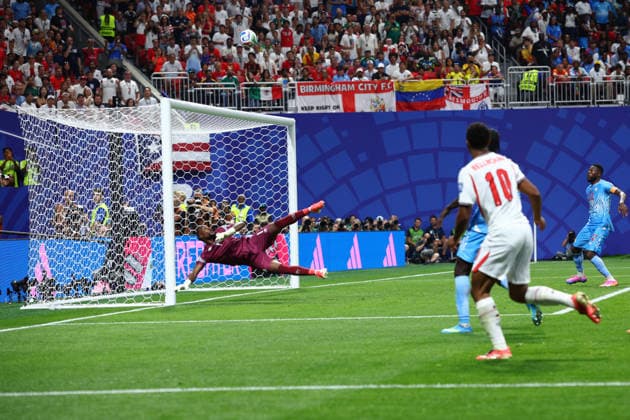 FIFA World Cup, WM, Weltmeisterschaft, Fussball 2026: England v DR Congo ATLANTA, USA - 1st July 2026: Lionel Mpasi of DR Congo saves from Jude Bellingham of England during the FIFA World Cup 2026 Round of 32 match between England and DR Congo at Atlanta Stadium Atlanta Atlanta Stadium United States of America Copyright: xCraigxMercerx xPeakxActionxPhotosx