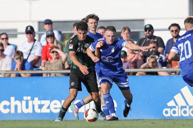 01.07.2026, xtgx, Fussball Testspiel, TSV Pattensen - Hannover 96 emspor, v.l. Yunus Ünal (Hannover) Zweikampf, Duell, Kampf, tackle (DFL DFB REGULATIONS PROHIBIT ANY USE OF PHOTOGRAPHS as IMAGE SEQUENCES and or QUASI-VIDEO) Pattensen *** July 1, 2026, xtgx, soccer exhibition match, TSV Pattensen Hannover 96 emspor, from left: Yunus Ünal Hannover, duel, battle, tackle. DFL and DFB regulations prohibit any use of photographs as image sequences and or quasi-video. Pattensen