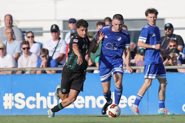 01.07.2026, xtgx, Fussball Testspiel, TSV Pattensen - Hannover 96 emspor, v.l. Yunus Ünal (Hannover) Zweikampf, Duell, Kampf, tackle (DFL DFB REGULATIONS PROHIBIT ANY USE OF PHOTOGRAPHS as IMAGE SEQUENCES and or QUASI-VIDEO) Pattensen *** July 1, 2026, xtgx, soccer exhibition match, TSV Pattensen vs. Hannover 96, from left: Yunus Ünal (Hannover) – duel, battle, tackle. DFL and DFB regulations prohibit any use of photographs as image sequences and or quasi-video. Pattensen
