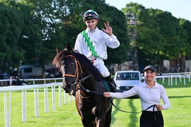 GER; DERBY-MEETING 2026: Hamburger Renn-Club 01.07.2026, GER; DERBY-MEETING 2026: Hamburger Renn-Club Hamburger Wochenblatt-Rennen im Bild Sieger Thore Hammer-Hansen auf Wildpfad jubelt *** GER DERBY MEETING 2026 Hamburg Racing Club July 1, 2026, GER DERBY MEETING 2026 Hamburg Racing Club Hamburg Wochenblatt Races in Pictures Winner Thore Hammer Hansen on Wildpfad celebrates nordphotoxGmbH xWitke nph00002