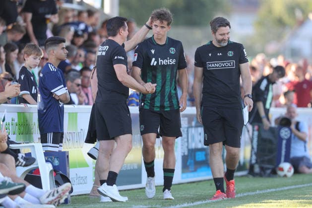 01.07.2026, xtgx, Fussball Testspiel, TSV Pattensen - Hannover 96 emspor, v.l. Kevin Ahlberg (Hannover) Auswechslung, Wechsel (DFL DFB REGULATIONS PROHIBIT ANY USE OF PHOTOGRAPHS as IMAGE SEQUENCES and or QUASI-VIDEO) Pattensen *** July 1, 2026, xtgx, soccer exhibition match, TSV Pattensen vs. Hannover 96, from left: Kevin Ahlberg (Hannover) substitution, substitution. DFL and DFB regulations prohibit any use of photographs as image sequences and or quasi-video. Pattensen