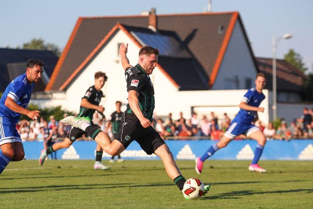 01.07.2026, xtgx, Fussball Testspiel, TSV Pattensen - Hannover 96 emspor, v.l. Benjamin Källman (Hannover, 9) schiesst den Ball aufs Tor, Torschuss, Schuss (DFL DFB REGULATIONS PROHIBIT ANY USE OF PHOTOGRAPHS as IMAGE SEQUENCES and or QUASI-VIDEO) Pattensen *** July 1, 2026, xtgx, soccer exhibition match, TSV Pattensen vs. Hannover 96, from left: Benjamin Källman of Hannover 96 shoots the ball toward the goal, shot on goal, shot DFL DFB REGULATIONS PROHIBIT ANY USE OF PHOTOGRAPHS as IMAGE SEQUENCES and or QUASI-VIDEO Pattensen