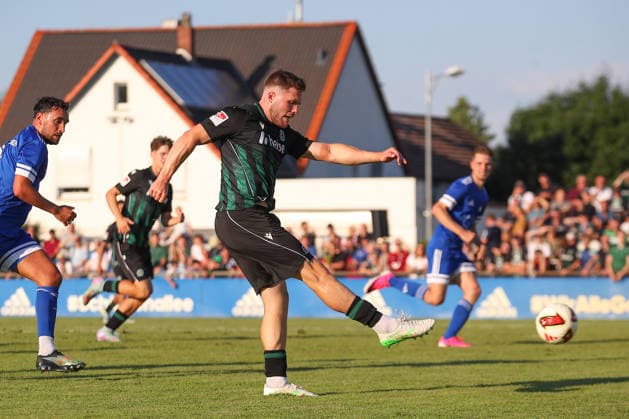 01.07.2026, xtgx, Fussball Testspiel, TSV Pattensen - Hannover 96 emspor, v.l. Benjamin Källman (Hannover, 9) schiesst den Ball aufs Tor, Torschuss, Schuss (DFL DFB REGULATIONS PROHIBIT ANY USE OF PHOTOGRAPHS as IMAGE SEQUENCES and or QUASI-VIDEO) Pattensen *** July 1, 2026, xtgx, soccer exhibition match, TSV Pattensen vs. Hannover 96, from left: Benjamin Källman of Hannover 96 shoots the ball toward the goal, shot on goal, shot DFL DFB REGULATIONS PROHIBIT ANY USE OF PHOTOGRAPHS as IMAGE SEQUENCES and or QUASI-VIDEO Pattensen