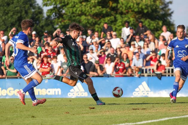 01.07.2026, xtgx, Fussball Testspiel, TSV Pattensen - Hannover 96 emspor, v.l. Alexander Vogel (Hannover) schiesst Tor, schießt, Torschuetze, erzielt Tor, Treffer, scores the goal 0:4 (DFL DFB REGULATIONS PROHIBIT ANY USE OF PHOTOGRAPHS as IMAGE SEQUENCES and or QUASI-VIDEO) Pattensen *** July 1, 2026, xtgx, Soccer Friendly Match, TSV Pattensen vs. Hannover 96, from left: Alexander Vogel (Hannover) scores a goal, shoots, goal scorer, scores a goal, goal, scores the goal 0–4 DFL DFB REGULATIONS PROHIBIT ANY USE OF PHOTOGRAPHS as IMAGE SEQUENCES and or QUASI-VIDEO Pattensen