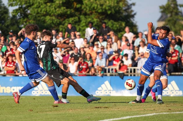 01.07.2026, xtgx, Fussball Testspiel, TSV Pattensen - Hannover 96 emspor, v.l. Alexander Vogel (Hannover) schiesst Tor, schießt, Torschuetze, erzielt Tor, Treffer, scores the goal 0:4 (DFL DFB REGULATIONS PROHIBIT ANY USE OF PHOTOGRAPHS as IMAGE SEQUENCES and or QUASI-VIDEO) Pattensen *** July 1, 2026, xtgx, Soccer Friendly Match, TSV Pattensen vs. Hannover 96, from left: Alexander Vogel (Hannover) scores a goal, shoots, goal scorer, scores a goal, goal, scores the goal 0–4 DFL DFB REGULATIONS PROHIBIT ANY USE OF PHOTOGRAPHS as IMAGE SEQUENCES and or QUASI-VIDEO Pattensen