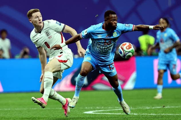 FIFA World Cup, WM, Weltmeisterschaft, Fussball 2026 - Round of 32 - England vs DR Congo Elliot Anderson of England (L) and Meschak Elia of DR Congo in action during the FIFA World Cup 2026 Round of 32 match England against Democratic Republic of Congo, in Atlanta, USA, 01 July 2026. ATLANTA United States  Copyright: xRONALDxWITTEKx