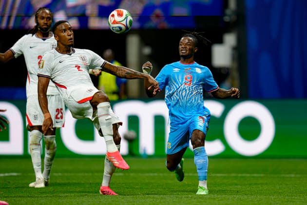Ezri Konsa and Brian Cipenga seen during FIFA World Cup, WM, Weltmeisterschaft, Fussball 2026 Round of 32 game between national teams of England and DR Congo (Edmung Wong Ball Raw Images) Houston Houston Stadium USA Copyright: xEdmundxWongx edmungwong_england_drcongo_2526_2