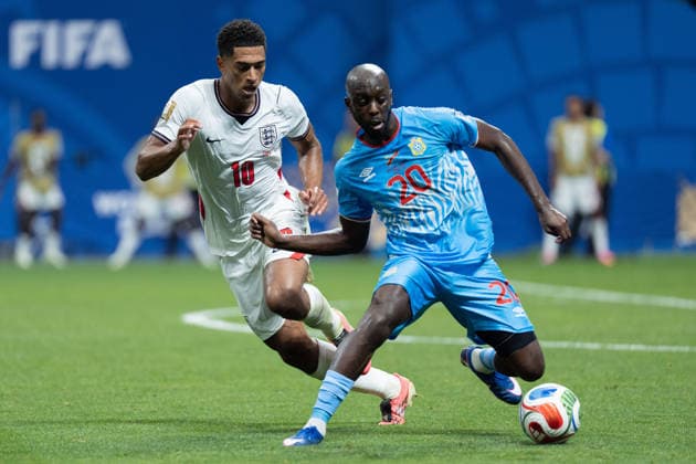 Yoane Wissa of the Democratic Republic of Congo (right) runs with the ball under pressure from Jude Bellingham of England (left) during a Round of 32 match of the 2026 FIFA Men s World Cup between England and the Democratic Republic of Congo at Atlanta Stadium in Atlanta on July 1, 2026. (Richard Callis ) Richard Callis Fotoarena (Richard Callis SPP)  Copyright: xRichardxCallisx xSPPx spp-en-RiCa-2976523