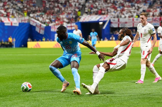 Arthur Masuaku (DR Kongo, 26) im Zweikampf mit Djed Spence (England, 25) USA, FIFA Weltmeisterschaft, Sechzehntelfinale, England vs DR-Kongo, Atlanta, 01.07.2026 FIFA Weltmeisterschaft, Sechzehntelfinale, England vs DR-Kongo, Atlanta, 01.07.2026 Atlanta *** Arthur Masuaku (DR Congo), 26, in a tackle with Djed Spence (England), 25 (USA), FIFA World Cup, Round of 32, England vs. DR Congo, Atlanta, July 1, 2026 FIFA World Cup, Round of 32, England vs. DR Congo, Atlanta, July 1, 2026 Atlanta Copyright: xEibner-Pressefoto ScottxColemanx EP_SCN