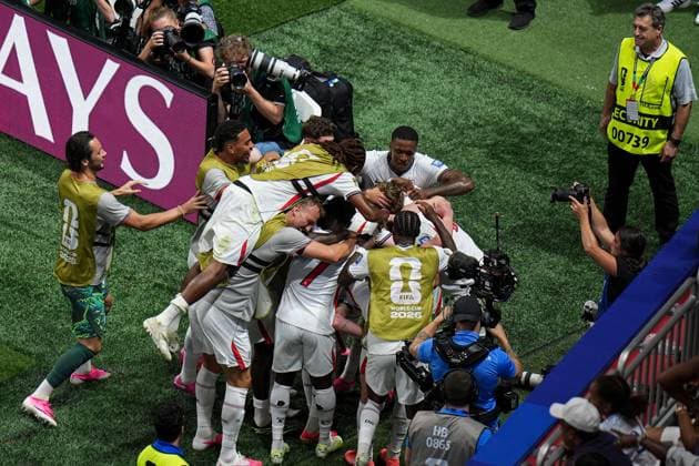 Harry Kane of England celebrates scoring the goal for their side with their teammates to make it 2-1 England v DR Congo, 2026 FIFA World Cup, WM, Weltmeisterschaft, Fussball Group of 32, Football, Atlanta Stadium, Atlanta, Georgia, USA - 01 Jul 2026Atlanta Mercedes-Benz Stadium Georgia (GA) United States of America  Copyright: xIsmaelxAdnan Shutterstockx 16970376br