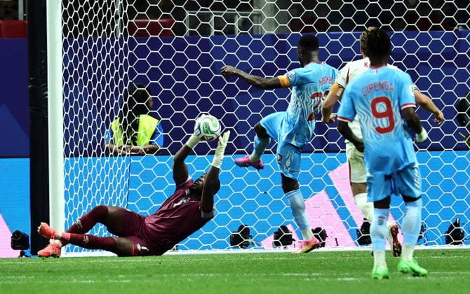 FIFA World Cup, WM, Weltmeisterschaft, Fussball 2026 - Round of 32 - England vs DR Congo epaselect Goalkeeper Lionel Mpasi of DR Congo makes a save during the FIFA World Cup 2026 Round of 32 match England against Democratic Republic of Congo, in Atlanta, USA, 01 July 2026. ATLANTA United States  Copyright: xRONALDxWITTEKx