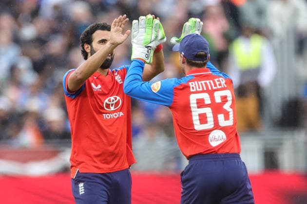 First Vitality T20 International England v India Saqib Mahmood of England celebrates the wicket of India captain Shreyas Iyer during the First Vitality T20 international match, Länderspiel, Nationalmannschaft England vs India at Banks Homes Riverside Stadium, Chester-le-street, United Kingdom on 01 July 2026 (Photo by Mark Cosgrove News Images) Chester-le-street Banks Homes Riverside Stadium County Durham United Kingdom Copyright: xMarkxCosgrove NewsxImagesx