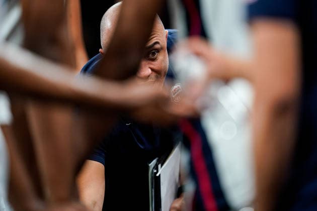 USA v Cameroon - Round of 16 - FIBA U17, U 17 Basketball World Cup 2026 Scott Fitch, coach of the United States, is seen during a timeout in the FIBA U17 Basketball World Cup Round of 16 game between the United States and Cameroon at BDC Main Venue on July 1, 2026, in Istanbul, Turkey. Istanbul Istanbul Turkey  Copyright: xYagizxGurtugx originalFilename:gurtug-usavcame260701_npnvP.jpg