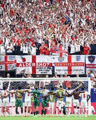 England players celebrate with the fans at full-time England v DR Congo, 2026 FIFA World Cup, WM, Weltmeisterschaft, Fussball Group of 32, Football, Atlanta Stadium, Atlanta, Georgia, USA - 01 Jul 2026Atlanta Mercedes-Benz Stadium Georgia (GA) United States of America  Copyright: xMichaelxZemanek Shutterstockx 16970378ct