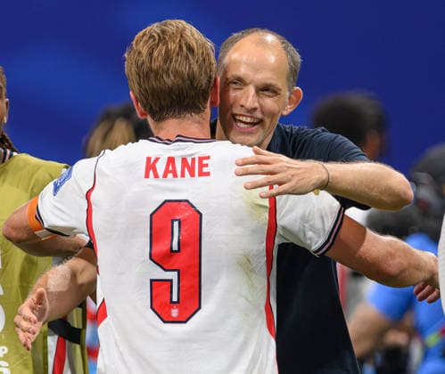 01 July 2026 - England v Democratic Republic of Congo - Atlanta Stadium - R32 - 2026 World Cup - USA. 01 July 2026 - England v Democratic Republic of Congo - Atlanta Stadium - R32 - 2026 World Cup - USA. Thomas Tuchel hugs England s goal hero Harry Kane at the end of the match. Picture : Mark Pain ATLANTA USA  Copyright: xMarkxPainx
