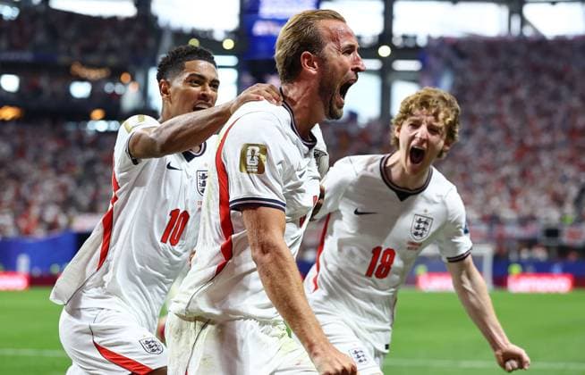 Harry Kane of England celebrates scoring his sides first goal with team-mate Jude Bellingham and Anthony Gordon of England England v DR Congo, 2026 FIFA World Cup, WM, Weltmeisterschaft, Fussball Group of 32, Football, Atlanta Stadium, Atlanta, Georgia, USA - 01 Jul 2026Atlanta Mercedes-Benz Stadium Georgia (GA) United States of America  Copyright: xMichaelxZemanek Shutterstockx 16970378dd