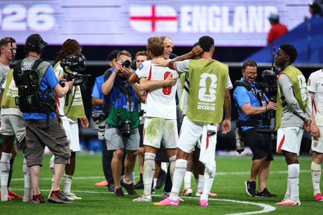 FIFA World Cup, WM, Weltmeisterschaft, Fussball 2026: England v DR Congo ATLANTA, USA - 1st July 2026: Harry Kane of England is embraced by England Head Coach Thomas Tuchel after the FIFA World Cup 2026 Round of 32 match between England and DR Congo at Atlanta Stadium Atlanta Atlanta Stadium United States of America Copyright: xCraigxMercerx xPeakxActionxPhotosx
