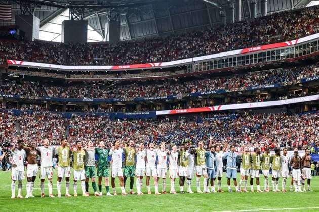RECORD DATE NOT STATED FIFA World Cup, WM, Weltmeisterschaft, Fussball 2026 - Round of 32 - England v DR Congo England players celebrate their 2 1 comeback victory over DR Congo with the fans during the FIFA World Cup 2026 Round of 32 match at Atlanta Stadium, in Atlanta, United States, on Wednesday, July 01, 2026.(Foto: Vanessa Carvalho Brazil Photo Press IMAGO) Sports Copyright: xVanessaxCarvalhox