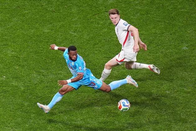 Elliot Anderson of England battles with Meschak Elia of DR Congo England v DR Congo, 2026 FIFA World Cup, WM, Weltmeisterschaft, Fussball Group of 32, Football, Atlanta Stadium, Atlanta, Georgia, USA - 01 Jul 2026Atlanta Mercedes-Benz Stadium Georgia (GA) United States of America  Copyright: xIsmaelxAdnan Shutterstockx 16970376cr
