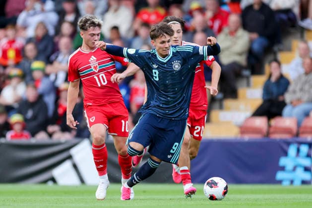 Cruz Allen (Wales), Otto Stange (Germany) und Charlie Stevens (Wales) kaempfen um den Ball, UEFA European Under-19 Championship 2026 Group A, Wales v Germany, Racecourse Ground am 01. July 2026 in Wrexham, Vereinigtes Königreich. (Foto von Marco Steinbrenner DeFodi Images) Cruz Allen (Wales), Otto Stange (Germany) und Charlie Stevens (Wales) battle for the ball, UEFA European Under-19 Championship 2026 Group A, Wales v Germany, Racecourse Ground, July 1, 2026 in Wrexham, United Kingdom. (Photo by Marco Steinbrenner DeFodi Images) - *** Cruz Allen (Wales), Otto Stange (Germany), and Charlie Stevens (Wales) battle for the ball, 2026 UEFA European Under-19 Championship Group A, Wales vs. Germany, Racecourse Ground on July 1, 2026, in Wrexham, United Kingdom. Photo by Marco Steinbrenner, DeFodi Images. Cruz Allen (Wales), Otto Stange (Germany), and Charlie Stevens (Wales) battle for the ball, UEFA European Under-19 Championship 2026, Group A, Wales vs. Germany, Racecourse Ground, July 1, 2026, in Wrexham, United Kingdom. Photo by Marco Steinbrenner, DeFodi Images