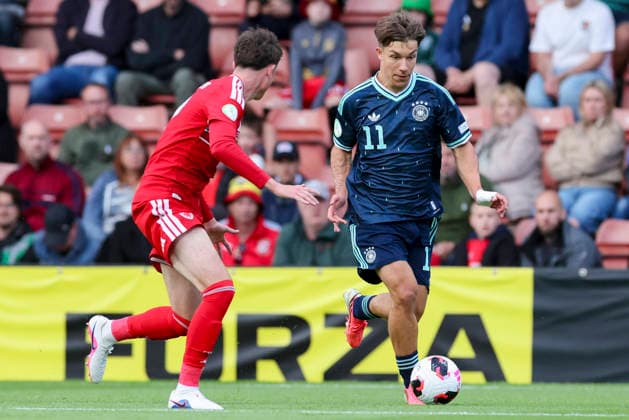 Noah Williams (Wales) und Moritz Reimers (Germany) kaempfen um den Ball, UEFA European Under-19 Championship 2026 Group A, Wales v Germany, Racecourse Ground am 01. July 2026 in Wrexham, Vereinigtes Königreich. (Foto von Marco Steinbrenner DeFodi Images) Noah Williams (Wales) und Moritz Reimers (Germany) battle for the ball, UEFA European Under-19 Championship 2026 Group A, Wales v Germany, Racecourse Ground, July 1, 2026 in Wrexham, United Kingdom. (Photo by Marco Steinbrenner DeFodi Images) - *** Noah Williams of Wales and Moritz Reimers of Germany battle for the ball, 2026 UEFA European Under-19 Championship Group A, Wales vs. Germany, Racecourse Ground on July 1, 2026, in Wrexham, United Kingdom. Photo by Marco Steinbrenner, DeFodi Images. Noah Williams (Wales) and Moritz Reimers (Germany) battle for the ball, 2026 UEFA European Under-19 Championship Group A, Wales vs. Germany, Racecourse Ground, July 1, 2026, in Wrexham, United Kingdom. Photo by Marco Steinbrenner, DeFodi Images