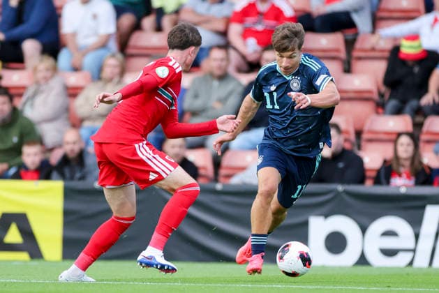 Noah Williams (Wales) und Moritz Reimers (Germany) kaempfen um den Ball, UEFA European Under-19 Championship 2026 Group A, Wales v Germany, Racecourse Ground am 01. July 2026 in Wrexham, Vereinigtes Königreich. (Foto von Marco Steinbrenner DeFodi Images) Noah Williams (Wales) und Moritz Reimers (Germany) battle for the ball, UEFA European Under-19 Championship 2026 Group A, Wales v Germany, Racecourse Ground, July 1, 2026 in Wrexham, United Kingdom. (Photo by Marco Steinbrenner DeFodi Images) - *** Noah Williams of Wales and Moritz Reimers of Germany battle for the ball, 2026 UEFA European Under-19 Championship Group A, Wales vs. Germany, Racecourse Ground on July 1, 2026, in Wrexham, United Kingdom. Photo by Marco Steinbrenner, DeFodi Images. Noah Williams (Wales) and Moritz Reimers (Germany) battle for the ball, 2026 UEFA European Under-19 Championship Group A, Wales vs. Germany, Racecourse Ground, July 1, 2026, in Wrexham, United Kingdom. Photo by Marco Steinbrenner, DeFodi Images