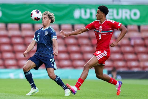 Montrell Culbreath (Germany) und Adam Brett (Wales) kaempfen um den Ball, UEFA European Under-19 Championship 2026 Group A, Wales v Germany, Racecourse Ground am 01. July 2026 in Wrexham, Vereinigtes Königreich. (Foto von Marco Steinbrenner DeFodi Images) Montrell Culbreath (Germany) und Adam Brett (Wales) battle for the ball, UEFA European Under-19 Championship 2026 Group A, Wales v Germany, Racecourse Ground, July 1, 2026 in Wrexham, United Kingdom. (Photo by Marco Steinbrenner DeFodi Images) - *** Montrell Culbreath (Germany) and Adam Brett (Wales) battle for the ball, 2026 UEFA European Under-19 Championship Group A, Wales vs. Germany, Racecourse Ground on July 1, 2026, in Wrexham, United Kingdom. Photo by Marco Steinbrenner, DeFodi Images. Montrell Culbreath (Germany) and Adam Brett (Wales) battle for the ball, 2026 UEFA European Under-19 Championship, Group A, Wales vs. Germany, Racecourse Ground, July 1, 2026, in Wrexham, United Kingdom. Photo by Marco Steinbrenner, DeFodi Images