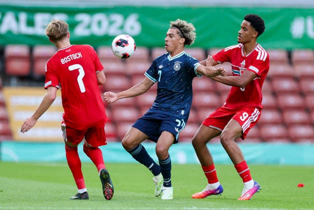 Oliver Bostock (Wales), Montrell Culbreath (Germany) und Adam Brett (Wales) kaempfen um den Ball, UEFA European Under-19 Championship 2026 Group A, Wales v Germany, Racecourse Ground am 01. July 2026 in Wrexham, Vereinigtes Königreich. (Foto von Marco Steinbrenner DeFodi Images) Oliver Bostock (Wales), Montrell Culbreath (Germany) und Adam Brett (Wales) battle for the ball, UEFA European Under-19 Championship 2026 Group A, Wales v Germany, Racecourse Ground, July 1, 2026 in Wrexham, United Kingdom. (Photo by Marco Steinbrenner DeFodi Images) - *** Oliver Bostock (Wales), Montrell Culbreath (Germany), and Adam Brett (Wales) battle for the ball, 2026 UEFA European Under-19 Championship, Group A, Wales vs. Germany, Racecourse Ground on July 1, 2026, in Wrexham, United Kingdom. Photo by Marco Steinbrenner, DeFodi Images. Oliver Bostock (Wales), Montrell Culbreath (Germany), and Adam Brett (Wales) battle for the ball, UEFA European Under-19 Championship 2026, Group A, Wales vs. Germany, Racecourse Ground, July 1, 2026, in Wrexham, United Kingdom. Photo by Marco Steinbrenner, DeFodi Images
