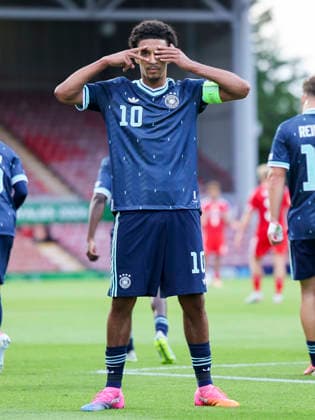 Francis Onyeka (Germany) bejubelt seinen Treffer zum 0:1, UEFA European Under-19 Championship 2026 Group A, Wales v Germany, Racecourse Ground am 01. July 2026 in Wrexham, Vereinigtes Königreich. (Foto von Marco Steinbrenner DeFodi Images) Francis Onyeka (Germany) celebrates after scoring his teams first goal, UEFA European Under-19 Championship 2026 Group A, Wales v Germany, Racecourse Ground, July 1, 2026 in Wrexham, United Kingdom. (Photo by Marco Steinbrenner DeFodi Images) - *** Francis Onyeka of Germany celebrates his goal to make it 0–1, 2026 UEFA European Under-19 Championship, Group A, Wales vs. Germany, Racecourse Ground on July 1, 2026, in Wrexham, United Kingdom. Photo by Marco Steinbrenner, DeFodi Images. Francis Onyeka of Germany celebrates after scoring his team’s first goal, UEFA European Under-19 Championship 2026, Group A, Wales vs. Germany, Racecourse Ground, July 1, 2026, in Wrexham, United Kingdom. Photo by Marco Steinbrenner, DeFodi Images