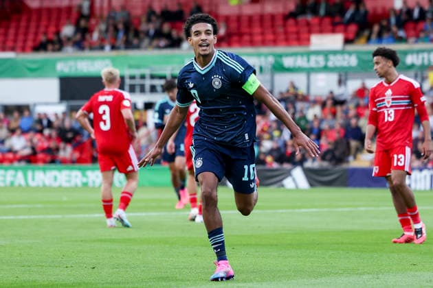 Francis Onyeka (Germany) bejubelt seinen Treffer zum 0:1, UEFA European Under-19 Championship 2026 Group A, Wales v Germany, Racecourse Ground am 01. July 2026 in Wrexham, Vereinigtes Königreich. (Foto von Marco Steinbrenner DeFodi Images) Francis Onyeka (Germany) celebrates after scoring his teams first goal, UEFA European Under-19 Championship 2026 Group A, Wales v Germany, Racecourse Ground, July 1, 2026 in Wrexham, United Kingdom. (Photo by Marco Steinbrenner DeFodi Images) - *** Francis Onyeka of Germany celebrates his goal to make it 0–1, 2026 UEFA European Under-19 Championship, Group A, Wales vs. Germany, Racecourse Ground on July 1, 2026, in Wrexham, United Kingdom. Photo by Marco Steinbrenner, DeFodi Images. Francis Onyeka of Germany celebrates after scoring his team’s first goal, UEFA European Under-19 Championship 2026, Group A, Wales vs. Germany, Racecourse Ground, July 1, 2026, in Wrexham, United Kingdom. Photo by Marco Steinbrenner, DeFodi Images