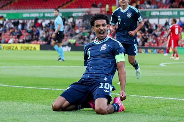 Francis Onyeka (Germany) bejubelt seinen Treffer zum 0:1, UEFA European Under-19 Championship 2026 Group A, Wales v Germany, Racecourse Ground am 01. July 2026 in Wrexham, Vereinigtes Königreich. (Foto von Marco Steinbrenner DeFodi Images) Francis Onyeka (Germany) celebrates after scoring his teams first goal, UEFA European Under-19 Championship 2026 Group A, Wales v Germany, Racecourse Ground, July 1, 2026 in Wrexham, United Kingdom. (Photo by Marco Steinbrenner DeFodi Images) - *** Francis Onyeka of Germany celebrates his goal to make it 0–1, 2026 UEFA European Under-19 Championship, Group A, Wales vs. Germany, Racecourse Ground on July 1, 2026, in Wrexham, United Kingdom. Photo by Marco Steinbrenner, DeFodi Images. Francis Onyeka of Germany celebrates after scoring his team’s first goal, UEFA European Under-19 Championship 2026, Group A, Wales vs. Germany, Racecourse Ground, July 1, 2026, in Wrexham, United Kingdom. Photo by Marco Steinbrenner, DeFodi Images