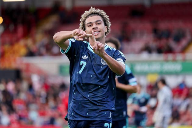 Montrell Culbreath (Germany) bejubelt seinen Treffer zum 0:2, UEFA European Under-19 Championship 2026 Group A, Wales v Germany, Racecourse Ground am 01. July 2026 in Wrexham, Vereinigtes Königreich. (Foto von Marco Steinbrenner DeFodi Images) Montrell Culbreath (Germany) celebrates after scoring his teams second goal, UEFA European Under-19 Championship 2026 Group A, Wales v Germany, Racecourse Ground, July 1, 2026 in Wrexham, United Kingdom. (Photo by Marco Steinbrenner DeFodi Images) - *** Montrell Culbreath of Germany celebrates his goal to make it 0–2, 2026 UEFA European Under-19 Championship, Group A, Wales vs. Germany, Racecourse Ground on July 1, 2026, in Wrexham, United Kingdom. Photo by Marco Steinbrenner, DeFodi Images. Montrell Culbreath of Germany celebrates after scoring his team’s second goal, UEFA European Under-19 Championship 2026, Group A, Wales vs. Germany, Racecourse Ground, July 1, 2026, in Wrexham, United Kingdom. Photo by Marco Steinbrenner, DeFodi Images