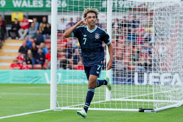 Montrell Culbreath (Germany) bejubelt seinen Treffer zum 0:2, UEFA European Under-19 Championship 2026 Group A, Wales v Germany, Racecourse Ground am 01. July 2026 in Wrexham, Vereinigtes Königreich. (Foto von Marco Steinbrenner DeFodi Images) Montrell Culbreath (Germany) celebrates after scoring his teams second goal, UEFA European Under-19 Championship 2026 Group A, Wales v Germany, Racecourse Ground, July 1, 2026 in Wrexham, United Kingdom. (Photo by Marco Steinbrenner DeFodi Images) - *** Montrell Culbreath of Germany celebrates his goal to make it 0–2, 2026 UEFA European Under-19 Championship, Group A, Wales vs. Germany, Racecourse Ground on July 1, 2026, in Wrexham, United Kingdom. Photo by Marco Steinbrenner, DeFodi Images. Montrell Culbreath of Germany celebrates after scoring his team’s second goal, UEFA European Under-19 Championship 2026, Group A, Wales vs. Germany, Racecourse Ground, July 1, 2026, in Wrexham, United Kingdom. Photo by Marco Steinbrenner, DeFodi Images