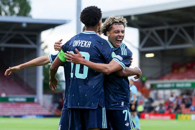 Francis Onyeka (Germany) bejubelt seinen Treffer zum 0:1 mit Montrell Culbreath (Germany), UEFA European Under-19 Championship 2026 Group A, Wales v Germany, Racecourse Ground am 01. July 2026 in Wrexham, Vereinigtes Königreich. (Foto von Marco Steinbrenner DeFodi Images) Francis Onyeka (Germany) celebrates after scoring his teams first goal with Montrell Culbreath (Germany), UEFA European Under-19 Championship 2026 Group A, Wales v Germany, Racecourse Ground, July 1, 2026 in Wrexham, United Kingdom. (Photo by Marco Steinbrenner DeFodi Images) - *** Francis Onyeka (Germany) celebrates his goal to make it 0–1 with Montrell Culbreath (Germany), 2026 UEFA European Under-19 Championship, Group A, Wales vs. Germany, Racecourse Ground on July 1, 2026, in Wrexham, United Kingdom. Photo by Marco Steinbrenner, DeFodi Images. Francis Onyeka (Germany) celebrates after scoring his team’s first goal with Montrell Culbreath (Germany), UEFA European Under-19 Championship 2026, Group A, Wales vs. Germany, Racecourse Ground, July 1, 2026, in Wrexham, United Kingdom. Photo by Marco Steinbrenner, DeFodi Images