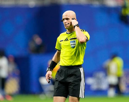 Schiedsrichter Adham Makhadmeh richtet sein Mikrofon. USA, FIFA Weltmeisterschaft, Sechzehntelfinale, England vs DR-Kongo, Atlanta, 01.07.2026 FIFA Weltmeisterschaft, Sechzehntelfinale, England vs DR-Kongo, Atlanta, 01.07.2026 Atlanta *** Referee Adham Makhadmeh adjusts his microphone. USA, FIFA World Cup, Round of 32, England vs. DR Congo, Atlanta, July 1, 2026. FIFA World Cup, Round of 32, England vs. DR Congo, Atlanta, July 1, 2026, Atlanta Copyright: xEibner-Pressefoto ScottxColemanx EP_SCN