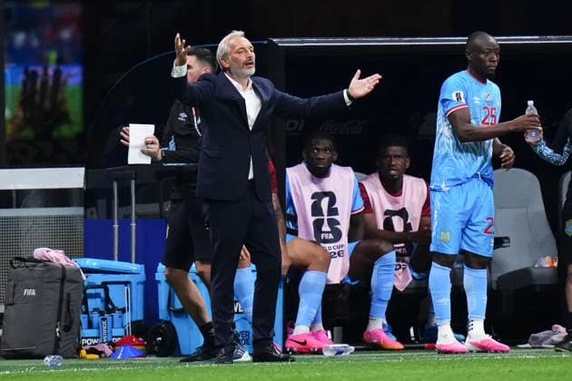 England v Congo DR: Round Of 32 - FIFA World Cup, WM, Weltmeisterschaft, Fussball 2026 Sebastien Desabre, head coach of Congo, protests during the FIFA World Cup 2026 Round Of 32 match between England and Congo DR at Atlanta Stadium on July 1, 2026 in Atlanta, United States. Atlanta GA United States  Copyright: xJosexBretonx originalFilename:bretonhernandez-englandv260701_npzvI.jpg