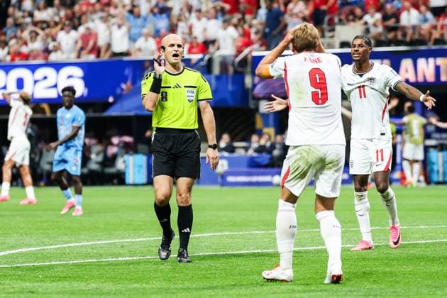 July 1, 2026, USA: Referee Adham Makhadmeh talks to Harry Kane player of England during the FIFA World Cup, WM, Weltmeisterschaft, Fussball 2026 Round of 32 match between England and DR Congo, at Atlanta Stadium, in Atlanta, United States, on Wednesday, July 01, 2026.(Foto: Brazil Photo Press Brazil Photo Press) INTERNATIONAL Atlanta USA - ZUMAc233 20260701_zsp_c233_068 Copyright: xVanessaxCarvalhox