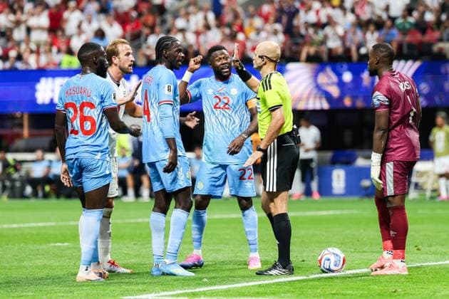 July 1, 2026, USA: Referee Adham Makhadmeh talks to Harry Kane player of England, Chancel Mbemba, Alex Tuanzebe and Arthur Masuaku players of DR Congo during the FIFA World Cup, WM, Weltmeisterschaft, Fussball 2026 Round of 32 match between England and DR Congo, at Atlanta Stadium, in Atlanta, United States, on Wednesday, July 01, 2026.(Foto: Brazil Photo Press Brazil Photo Press) INTERNATIONAL Atlanta USA - ZUMAc233 20260701_zsp_c233_073 Copyright: xVanessaxCarvalhox