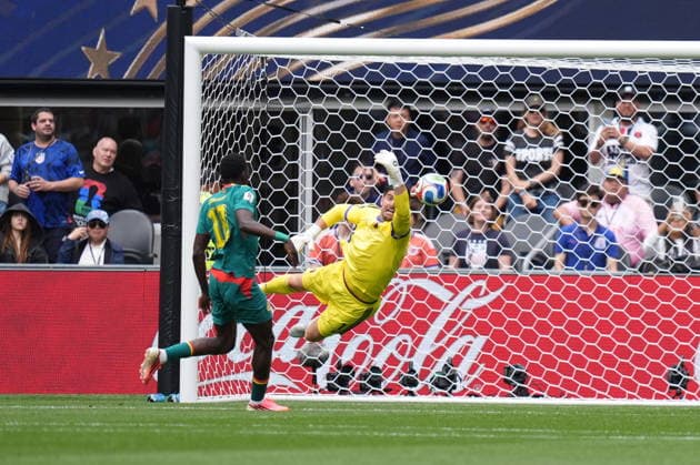 Belgium v Senegal - FIFA World Cup, WM, Weltmeisterschaft, Fussball 2026 - Round of 32 SEATTLE, USA - JULY 01: Ismaila Sarr (18) of Senegal in action against Thibaut Courtois (R) of Belgium during the 2026 FIFA World Cup Round of 32 match between Belgium and Senegal at Lumen Field (Seattle Stadium) in Seattle, Washington, United States on July 01, 2026. Ercin Erturk Anadolu Washington United States. Editorial use only. Please get in touch for any other usage.  Copyright: x2026xAnadoluxErcinxErturkx