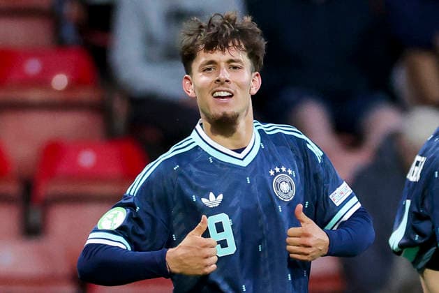 Otto Stange (Germany) bejubelt seinen Treffer zum 0:3, UEFA European Under-19 Championship 2026 Group A, Wales v Germany, Racecourse Ground am 01. July 2026 in Wrexham, Vereinigtes Königreich. (Foto von Marco Steinbrenner DeFodi Images) Otto Stange (Germany) celebrates after scoring his teams third Goal, UEFA European Under-19 Championship 2026 Group A, Wales v Germany, Racecourse Ground, July 1, 2026 in Wrexham, United Kingdom. (Photo by Marco Steinbrenner DeFodi Images) - *** Otto Stange of Germany celebrates his goal to make it 0–3, 2026 UEFA European Under-19 Championship, Group A, Wales vs. Germany, Racecourse Ground on July 1, 2026, in Wrexham, United Kingdom. Photo by Marco Steinbrenner, DeFodi Images. Otto Stange of Germany celebrates after scoring his team’s third goal, UEFA European Under-19 Championship 2026, Group A, Wales vs. Germany, Racecourse Ground, July 1, 2026, in Wrexham, United Kingdom. Photo by Marco Steinbrenner, DeFodi Images