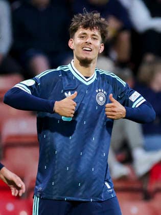 Otto Stange (Germany) bejubelt seinen Treffer zum 0:3, UEFA European Under-19 Championship 2026 Group A, Wales v Germany, Racecourse Ground am 01. July 2026 in Wrexham, Vereinigtes Königreich. (Foto von Marco Steinbrenner DeFodi Images) Otto Stange (Germany) celebrates after scoring his teams third Goal, UEFA European Under-19 Championship 2026 Group A, Wales v Germany, Racecourse Ground, July 1, 2026 in Wrexham, United Kingdom. (Photo by Marco Steinbrenner DeFodi Images) - *** Otto Stange of Germany celebrates his goal to make it 0–3, 2026 UEFA European Under-19 Championship, Group A, Wales vs. Germany, Racecourse Ground on July 1, 2026, in Wrexham, United Kingdom. Photo by Marco Steinbrenner, DeFodi Images. Otto Stange of Germany celebrates after scoring his team’s third goal, UEFA European Under-19 Championship 2026, Group A, Wales vs. Germany, Racecourse Ground, July 1, 2026, in Wrexham, United Kingdom. Photo by Marco Steinbrenner, DeFodi Images