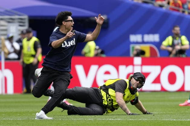 FIFA World Cup, WM, Weltmeisterschaft, Fussball 2026 - Round of 32 - Belgium vs Senegal A pitch invader runs from security personnel during the FIFA World Cup 2026 Round of 32 match Belgium against Senegal, in Seattle, Washington, USA, 01 July 2026. SEATTLE United States  Copyright: xSTEPHENxBRASHEARx