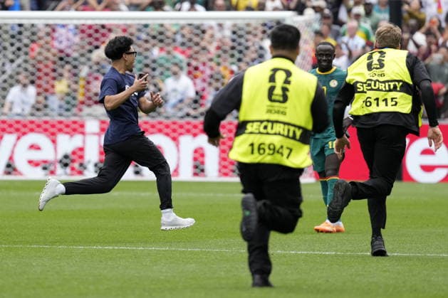 FIFA World Cup, WM, Weltmeisterschaft, Fussball 2026 - Round of 32 - Belgium vs Senegal A pitch invader runs from security personnel during the FIFA World Cup 2026 Round of 32 match Belgium against Senegal, in Seattle, Washington, USA, 01 July 2026. SEATTLE United States  Copyright: xSTEPHENxBRASHEARx