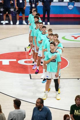 Slovenia v Australia - Round of 16 - FIBA U17, U 17 Basketball World Cup 2026 The Slovenian team stands for their national anthem during the FIBA U17 Basketball World Cup Round of 16 game between Slovenia and Australia at BDC Main Venue in Istanbul, Turkey, on July 1, 2026. Istanbul Istanbul Turkey  Copyright: xYagizxGurtugx originalFilename:gurtug-slovenia260701_npf7Z.jpg