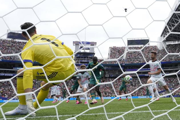 FIFA World Cup, WM, Weltmeisterschaft, Fussball 2026 - Round of 32 - Belgium vs Senegal Habib Diarra of Senegal (C) scores the 0-1 goal against goalkeeper Thibaut Courtois of Belgium (L) during the FIFA World Cup 2026 Round of 32 match Belgium against Senegal, in Seattle, Washington, USA, 01 July 2026. SEATTLE United States  Copyright: xSTEPHENxBRASHEARx