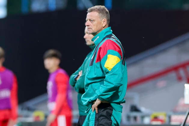 Trainer Christian Woerns (Germany) schaut, UEFA European Under-19 Championship 2026 Group A, Wales v Germany, Racecourse Ground am 01. July 2026 in Wrexham, Vereinigtes Königreich. (Foto von Marco Steinbrenner DeFodi Images) Trainer Christian Woerns (Germany) looks on, UEFA European Under-19 Championship 2026 Group A, Wales v Germany, Racecourse Ground, July 1, 2026 in Wrexham, United Kingdom. (Photo by Marco Steinbrenner DeFodi Images) - *** Coach Christian Woerns of Germany looks on, UEFA European Under-19 Championship 2026 Group A, Wales vs. Germany, Racecourse Ground on July 1, 2026, in Wrexham, United Kingdom. Photo by Marco Steinbrenner, DeFodi Images. Coach Christian Woerns of Germany looks on, UEFA European Under-19 Championship 2026, Group A, Wales vs. Germany, Racecourse Ground, July 1, 2026, in Wrexham, United Kingdom. Photo by Marco Steinbrenner, DeFodi Images