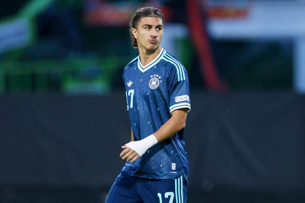 Adin Licina (Germany) schaut, UEFA European Under-19 Championship 2026 Group A, Wales v Germany, Racecourse Ground am 01. July 2026 in Wrexham, Vereinigtes Königreich. (Foto von Marco Steinbrenner DeFodi Images) Adin Licina (Germany) looks on, UEFA European Under-19 Championship 2026 Group A, Wales v Germany, Racecourse Ground, July 1, 2026 in Wrexham, United Kingdom. (Photo by Marco Steinbrenner DeFodi Images) - *** Adin Licina, Germany looks on, 2026 UEFA European Under-19 Championship, Group A, Wales vs. Germany, Racecourse Ground on July 1, 2026, in Wrexham, United Kingdom Photo by Marco Steinbrenner DeFodi Images Adin Licina of Germany looks on, UEFA European Under-19 Championship 2026 Group A, Wales vs. Germany, Racecourse Ground, July 1, 2026, in Wrexham, United Kingdom. Photo by Marco Steinbrenner, DeFodi Images