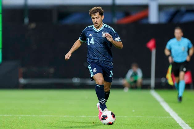 Taycan Etcibasi (Germany) kontrolliert den Ball, UEFA European Under-19 Championship 2026 Group A, Wales v Germany, Racecourse Ground am 01. July 2026 in Wrexham, Vereinigtes Königreich. (Foto von Marco Steinbrenner DeFodi Images) Taycan Etcibasi (Germany) controls the ball, UEFA European Under-19 Championship 2026 Group A, Wales v Germany, Racecourse Ground, July 1, 2026 in Wrexham, United Kingdom. (Photo by Marco Steinbrenner DeFodi Images) - *** Taycan Etcibasi of Germany controls the ball, 2026 UEFA European Under-19 Championship Group A, Wales vs. Germany, Racecourse Ground on July 1, 2026, in Wrexham, United Kingdom. Photo by Marco Steinbrenner, DeFodi Images. Taycan Etcibasi (Germany) controls the ball, 2026 UEFA European Under-19 Championship, Group A, Wales vs. Germany, Racecourse Ground, July 1, 2026, in Wrexham, United Kingdom. Photo by Marco Steinbrenner, DeFodi Images